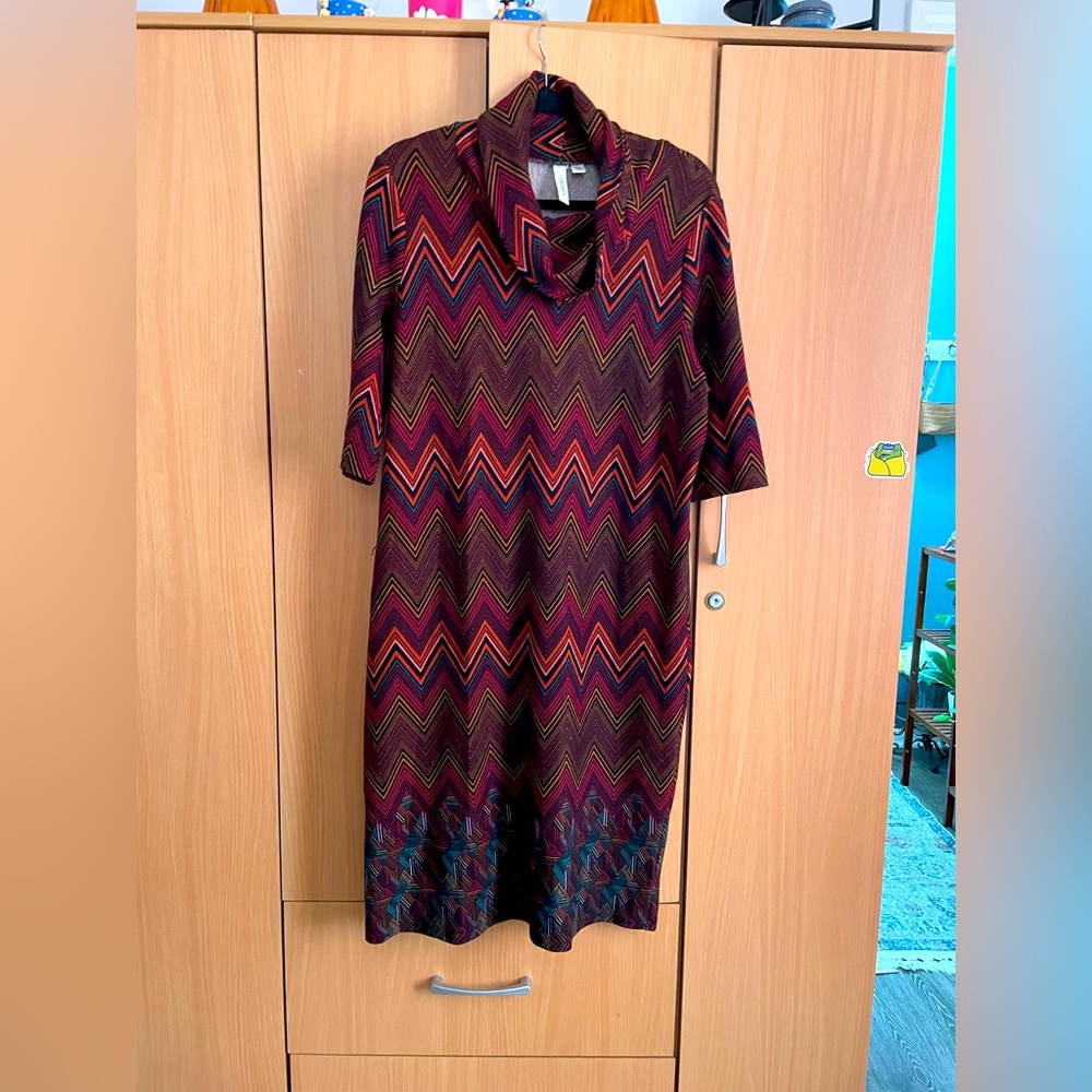 Dress designed in beautiful col of wine,orange,turquoise,black. Sleeves to elbow